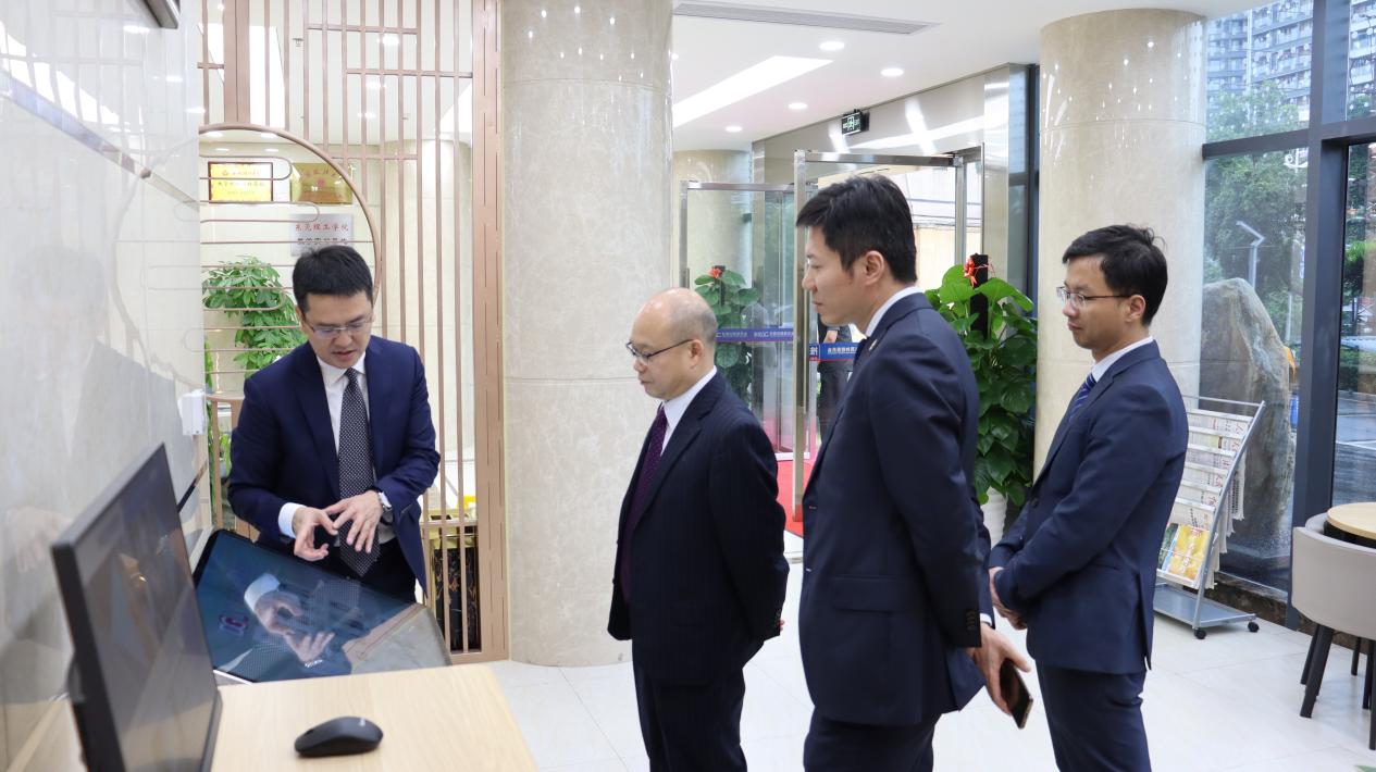 中央政府驻港联络办法律部刘春华部长一行到东莞仲裁委员会调研
